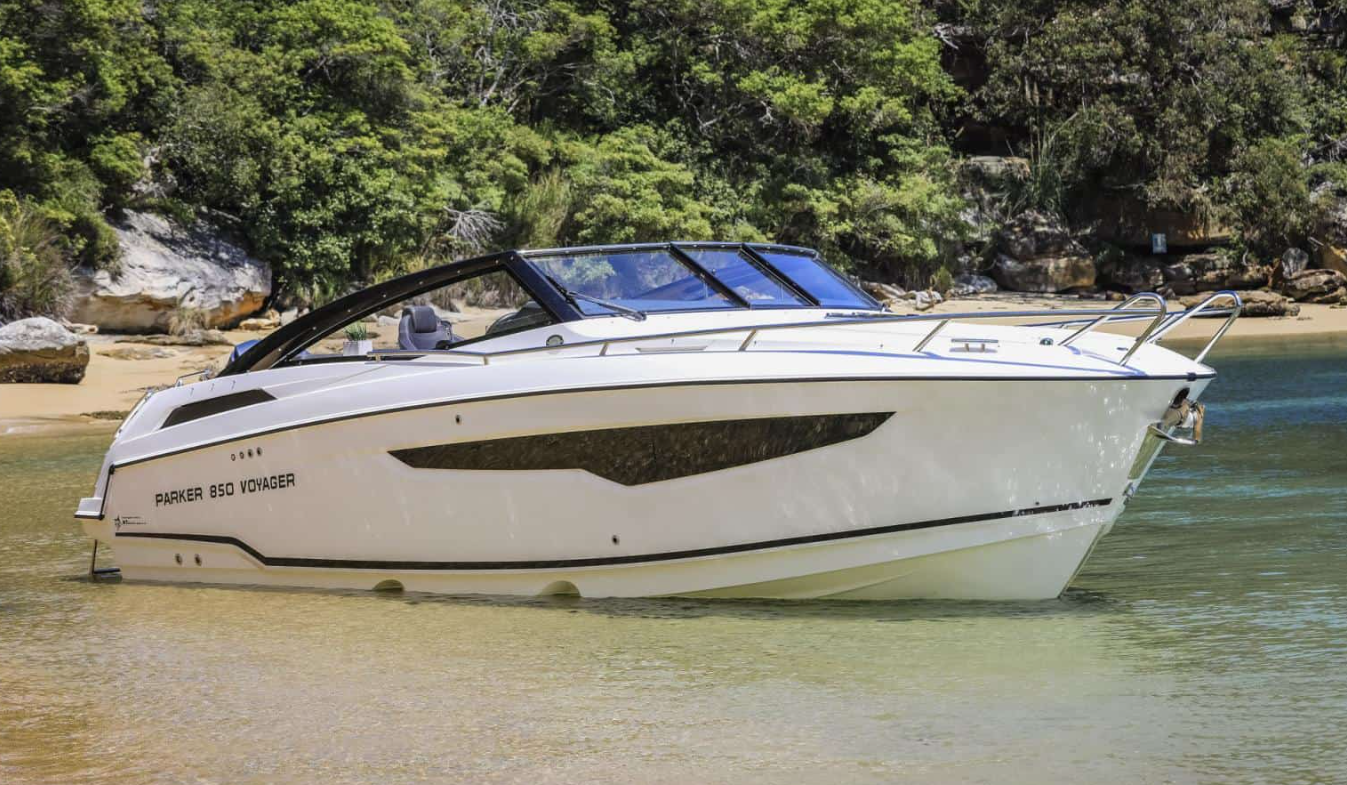 Fehér Parker 850 Voyager hajó a vízen
